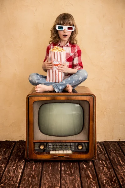 Ragazzo che mangia popcorn . — Foto Stock