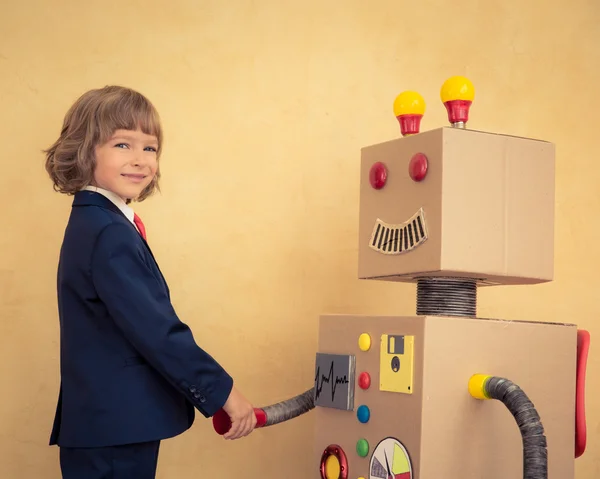 Joven empresario con robot — Foto de Stock