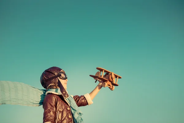 Criança feliz brincando com avião de brinquedo — Fotografia de Stock