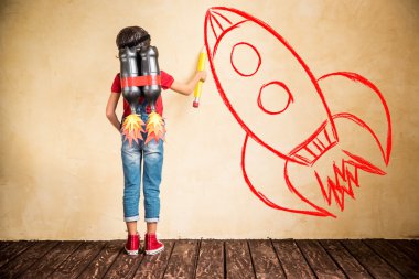 Evde Jet paketi ile oynayan çocuk