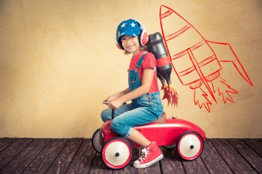 Evde Jet paketi ile oynayan çocuk