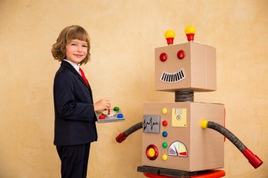 Robot ile genç işadamı