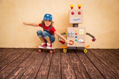 Oyuncak robot ile oynayan mutlu çocuk