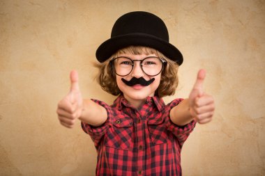 Sahte bıyıklı komik çocuk