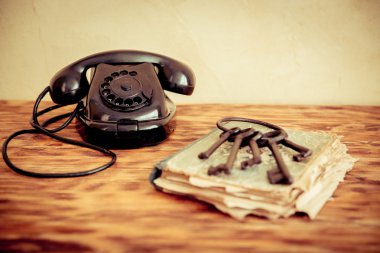 Retro telefon ile eski defter ve anahtarları