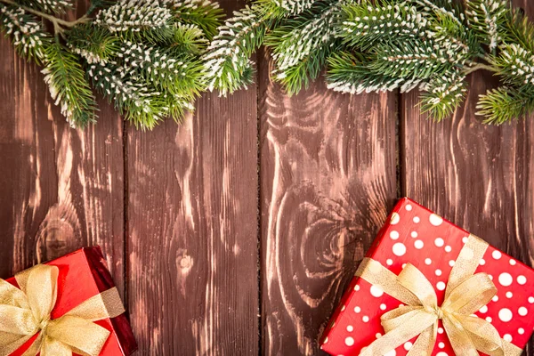 Ramo de árvore de Natal e caixas de presente — Fotografia de Stock