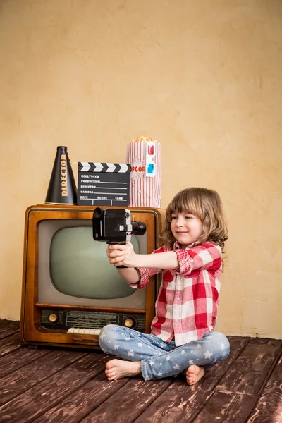 Ребенок делает селфи с ретро камерой — стоковое фото