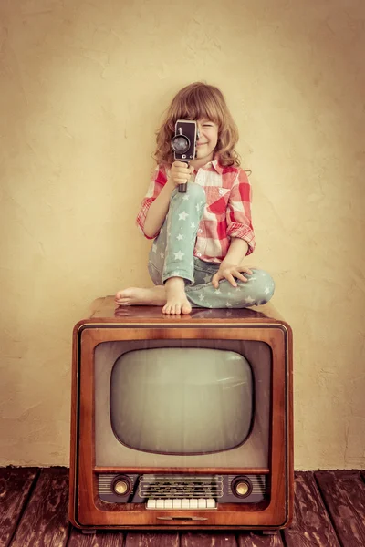 Niño haciendo una película con cámara retro —  Fotos de Stock