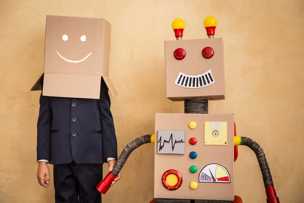 Jungunternehmer mit Roboter — Stockfoto
