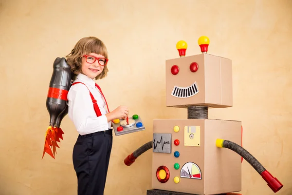 Молодой бизнесмен с роботом — стоковое фото