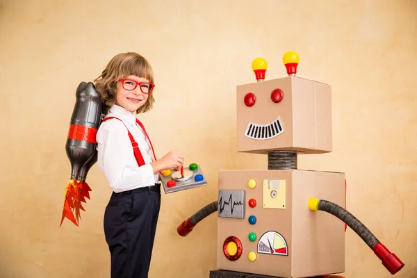 Jonge zakenman met robot — Stockfoto