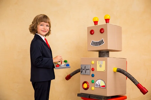 Jonge zakenman met robot — Stockfoto