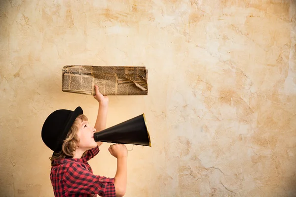 Criança gritando através de megafone — Fotografia de Stock