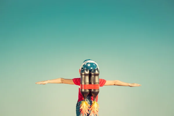 Jet paketi ile oynayan çocuk