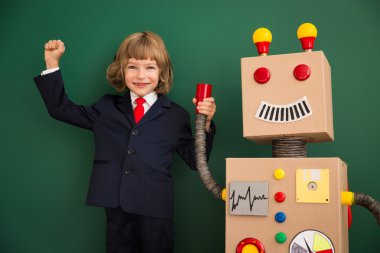 Oyuncak robot okulda çocuk