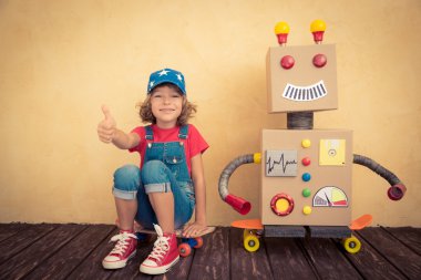 Oyuncak robot ile oynayan mutlu çocuk