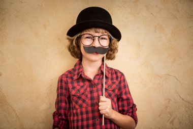 Sahte bıyıklı komik çocuk