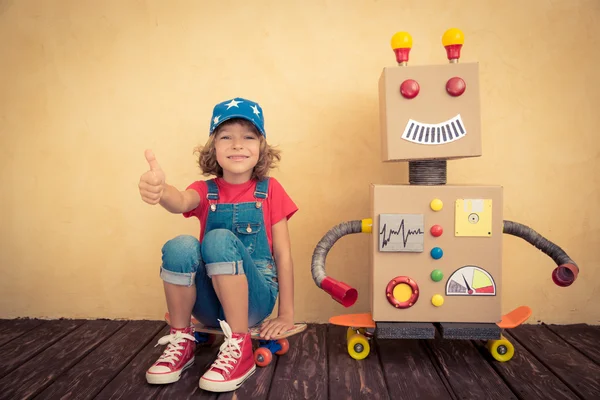 Šťastné dítě hraje s hračkou robota — Stock fotografie