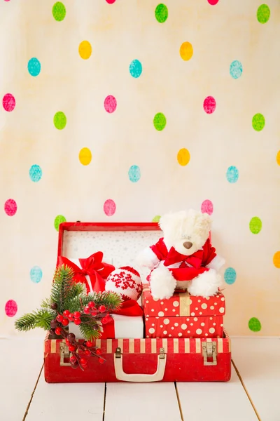 Рождественские украшения в чемодане — стоковое фото