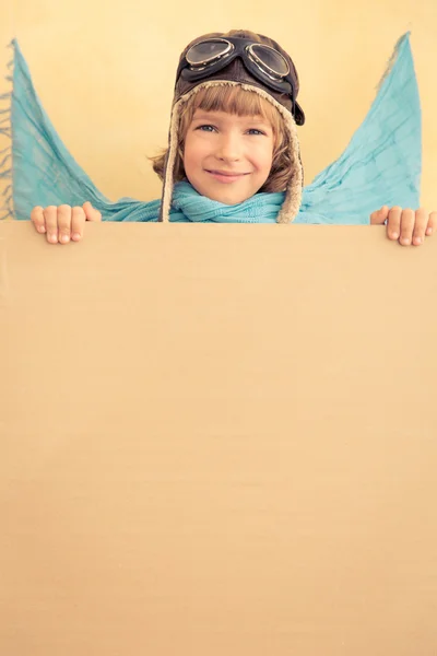 Niño piloto sosteniendo banner — Foto de Stock