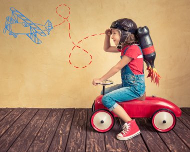 Evde Jet paketi ile oynayan çocuk