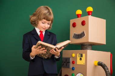 Oyuncak robot okulda çocuk