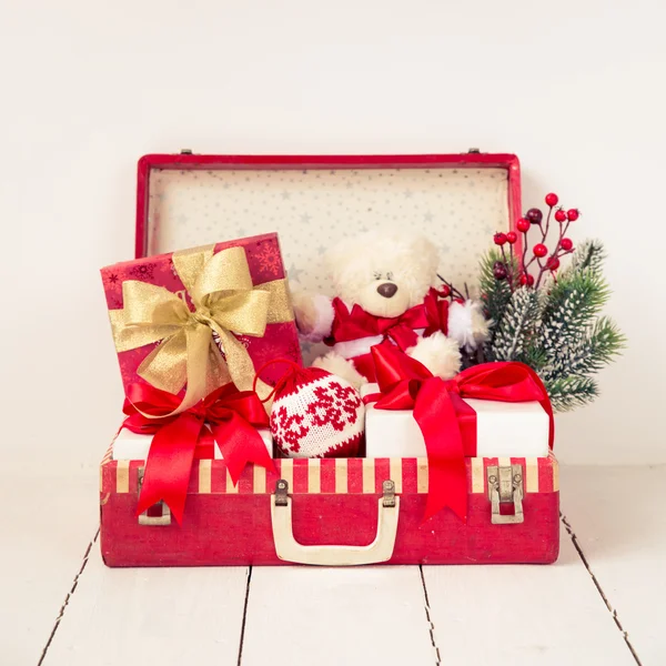Різдвяні прикраси у валізі — стокове фото