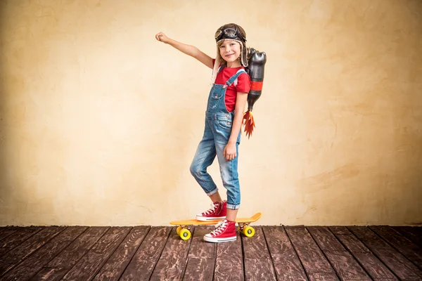 Kid brincando com jet pack em casa — Fotografia de Stock