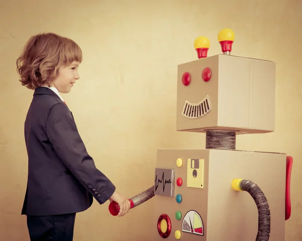 Jonge zakenman met robot — Stockfoto