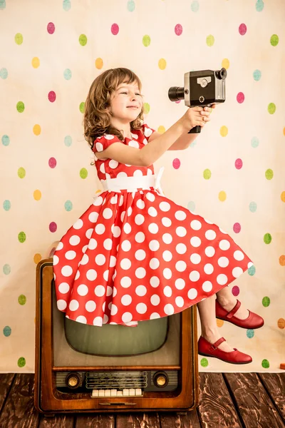 Dívka hospodářství retro fotoaparát — Stock fotografie