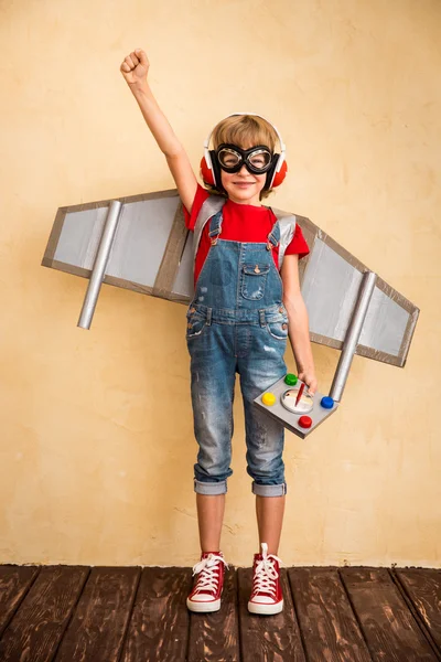 Kid piloot met speelgoed jetpack spelen thuis — Stockfoto