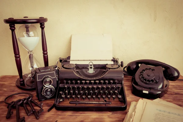 Máquina de escribir retro en la mesa —  Fotos de Stock