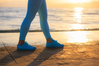 Sportif genç bayan deniz altyapısına karşı yarışıyor. Kadın antrenman ve kardiyo yapıyor. Sağlık, egzersiz ve yaz sporları eğitimi konsepti