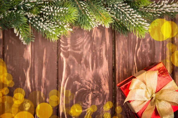 Christbaumzweig auf Holz — Stockfoto