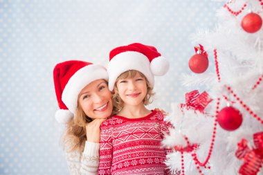 Aile Xmas ağacı yakınındaki