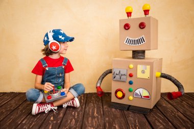 Oyuncak robot ile oynayan mutlu çocuk