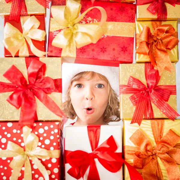 Niño enmarcado cajas de regalo de Navidad —  Fotos de Stock