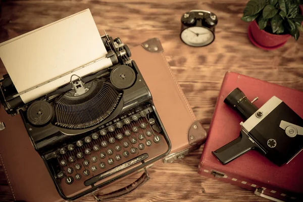 Máquina de escribir retro con papel en blanco —  Fotos de Stock