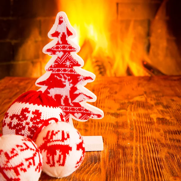 Kerstmis in de buurt van open haard — Stockfoto