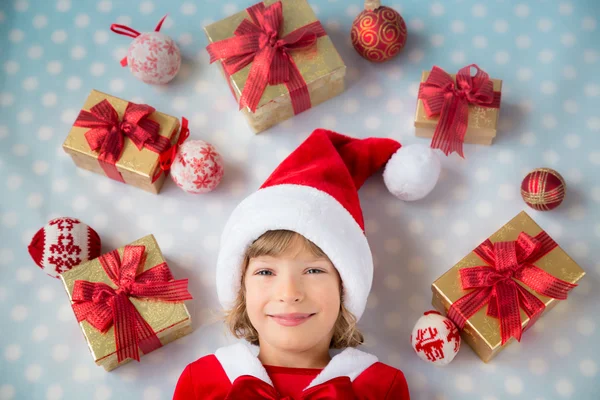 Bambino con scatole regalo di Natale — Foto Stock