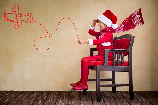 Guida bambino nella slitta immaginaria di Babbo Natale — Foto Stock