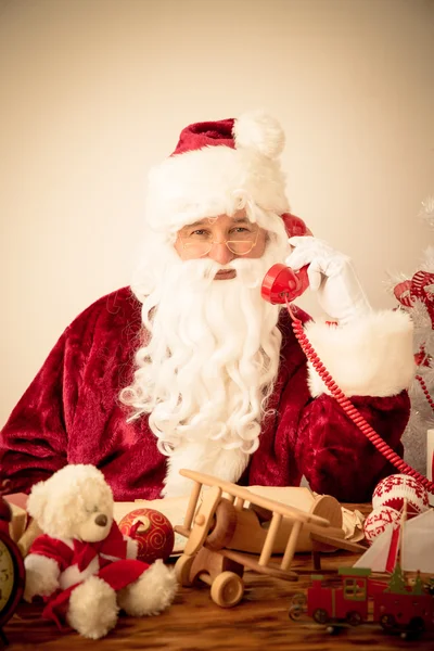 Weihnachtsmann telefoniert — Stockfoto