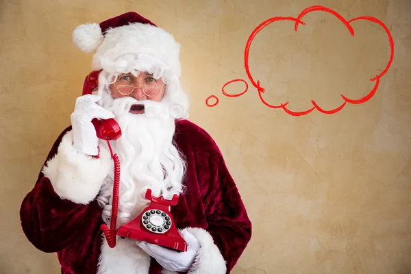 Santa claus praten over telefoon — Stockfoto
