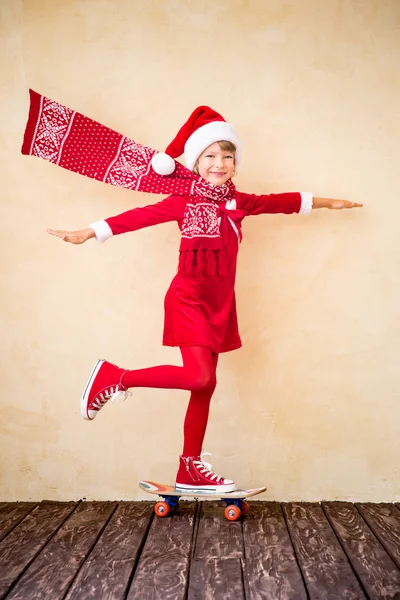 Grappige Santa kind met vliegende sjaal — Stockfoto