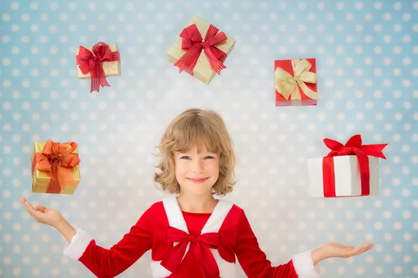 Barn jonglering jul gåva lådor — Stockfoto