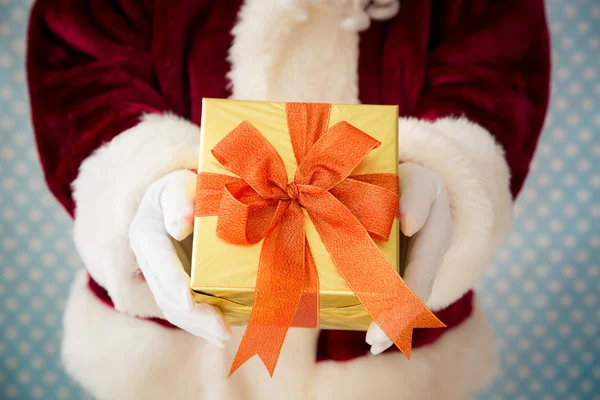 Weihnachtsmann hält Geschenkbox in der Hand — Stockfoto