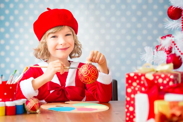 Criança pintura decorações de Natal — Fotografia de Stock