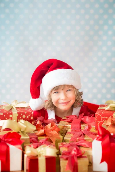 Niño sosteniendo cajas de regalo de Navidad Imágenes De Stock Sin Royalties Gratis