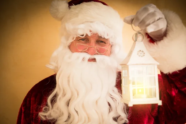 Babbo Natale che tiene la lanterna magica — Foto Stock