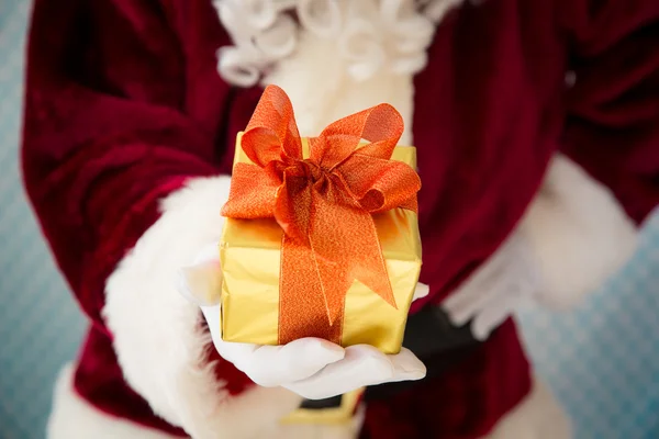 Kerstman met geschenkdoos — Stockfoto